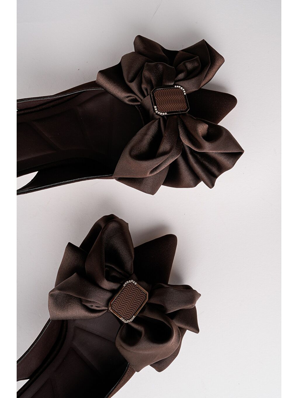 Kahverengi SİSSY Saten Fiyonklu Tokalı Sivri Burun Arkası Açık Kadın Topuklu Ayakkabı-4