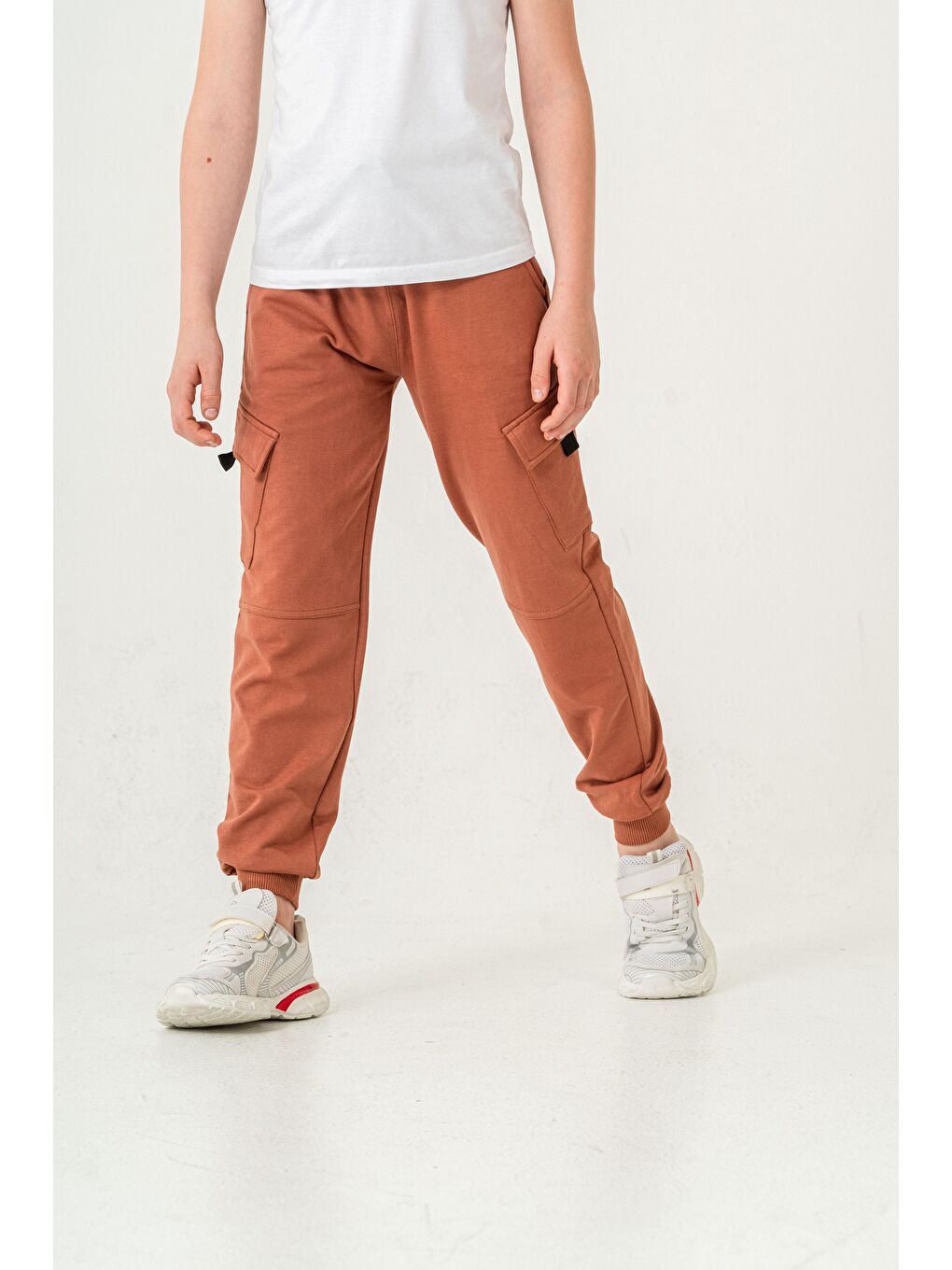 Kahverengi Çift Kargo Cepli Cep Kapagı Balıksırtlı Erkek Çocuk Eşofman Altı-4