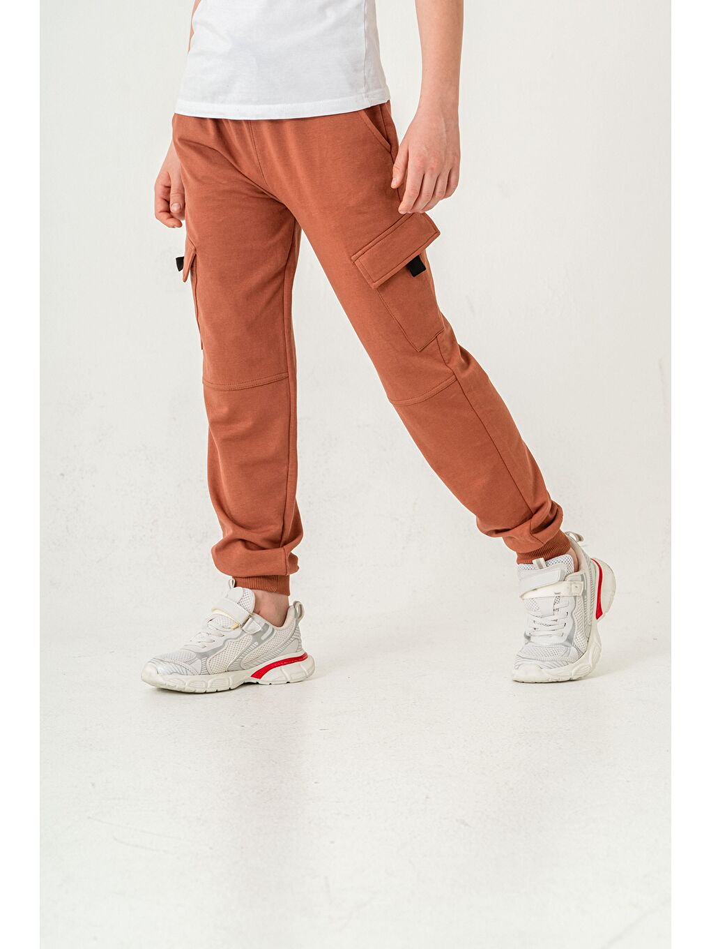 Kahverengi Çift Kargo Cepli Cep Kapagı Balıksırtlı Erkek Çocuk Eşofman Altı-5