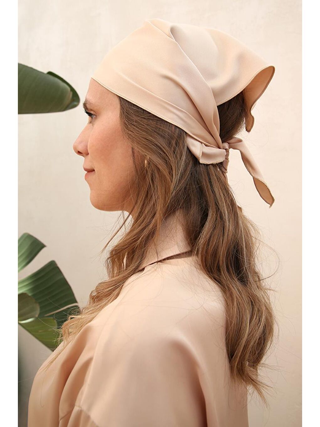 Bej Taş-Saten Üçgen Çok Kullanımlı Fular-2