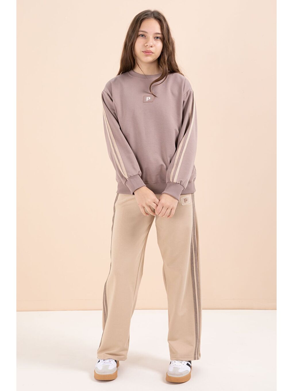 Bej Şerit Detaylı Geniş Paça Nakışlı Kız Oversize Eşofman Takımı 23456-1