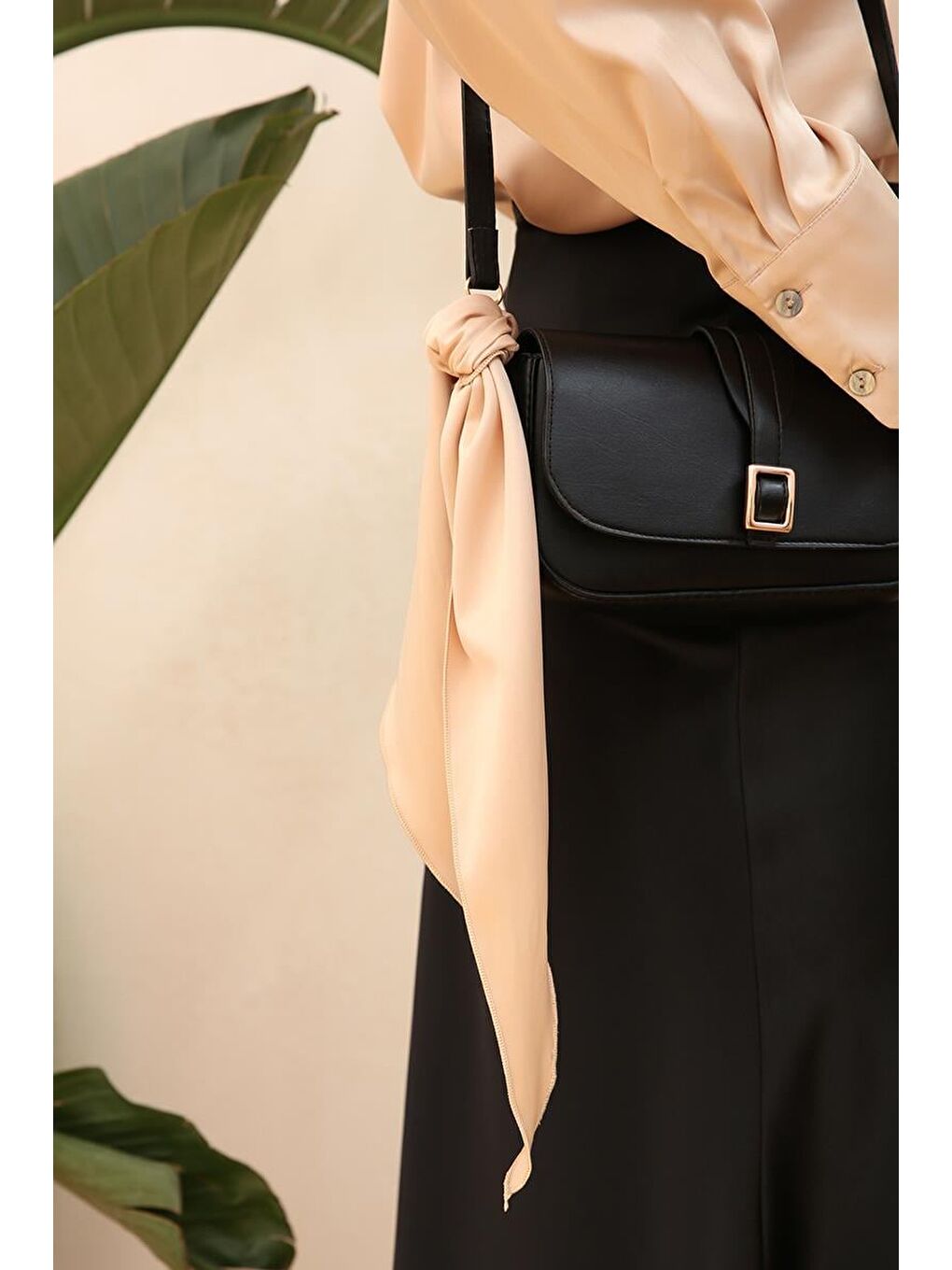 Bej Taş-Saten Üçgen Çok Kullanımlı Fular-4