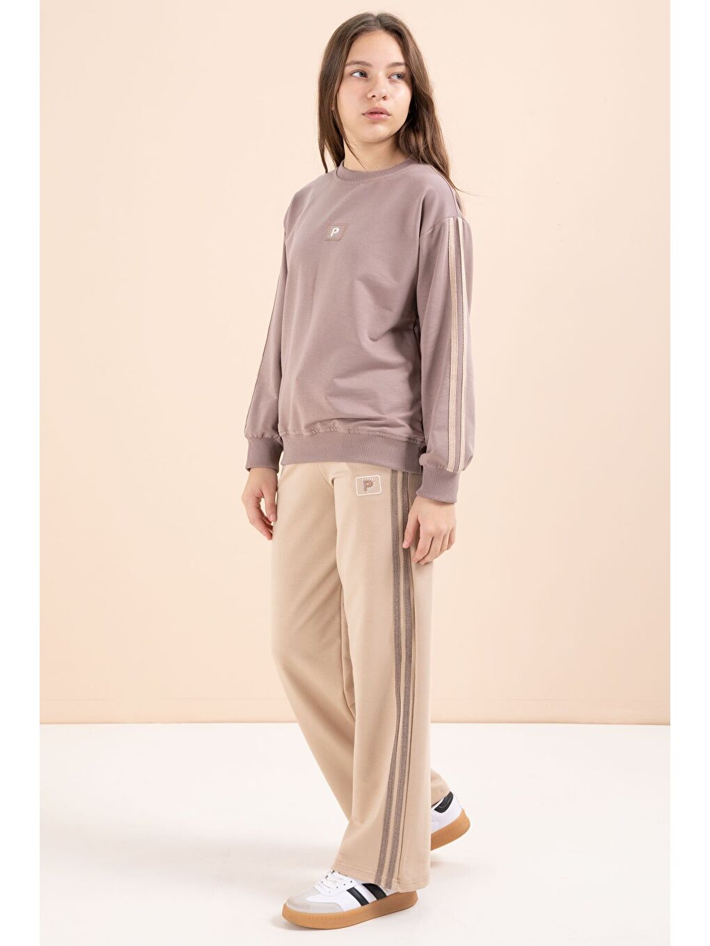 Bej Şerit Detaylı Geniş Paça Nakışlı Kız Oversize Eşofman Takımı 23456-3