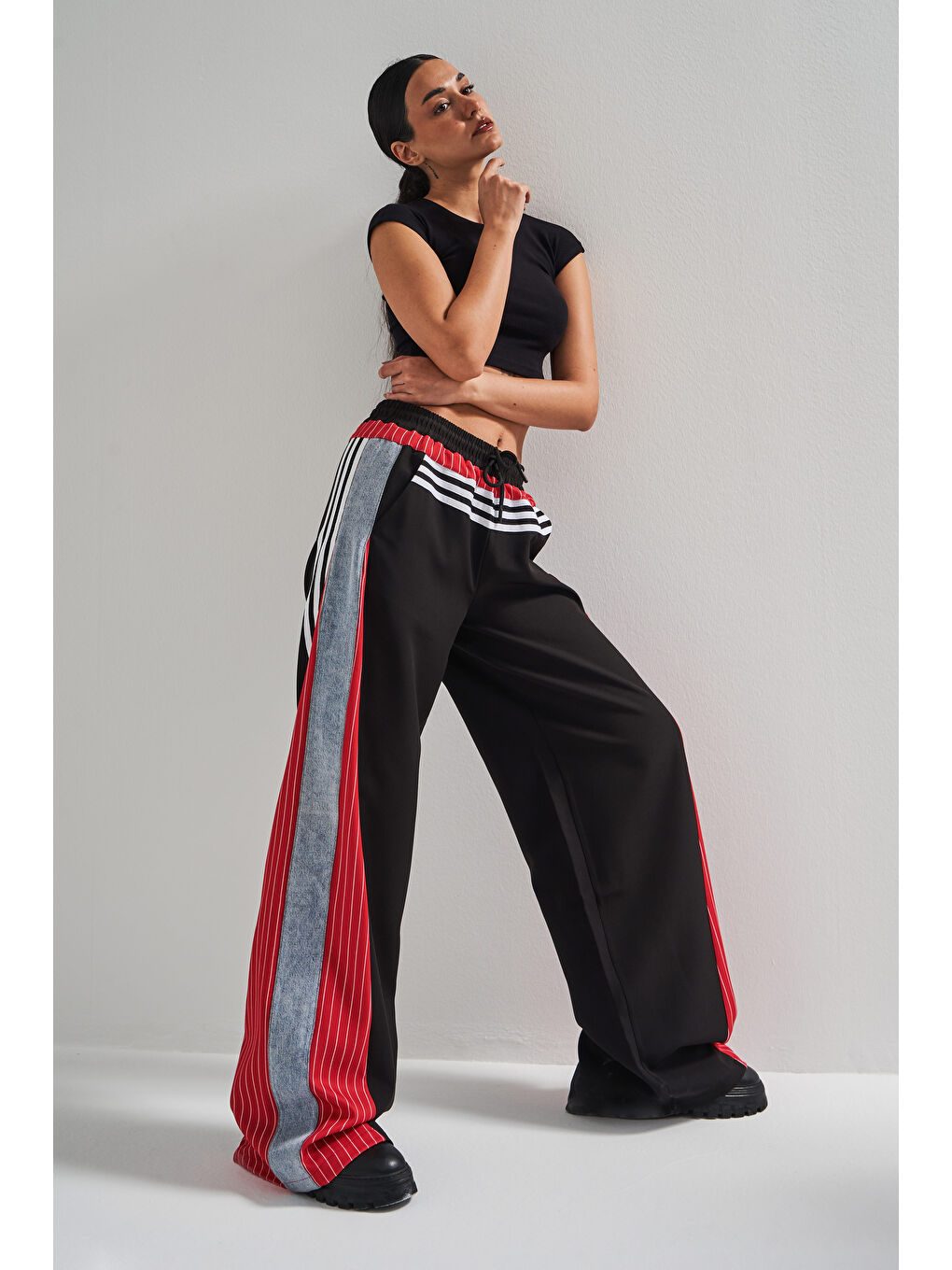 Kadın Kırmızı Jean Rengi Denim Kumaş Parçalı Şerit Detaylı Bol Kesim Tasarım Denim Pantolon