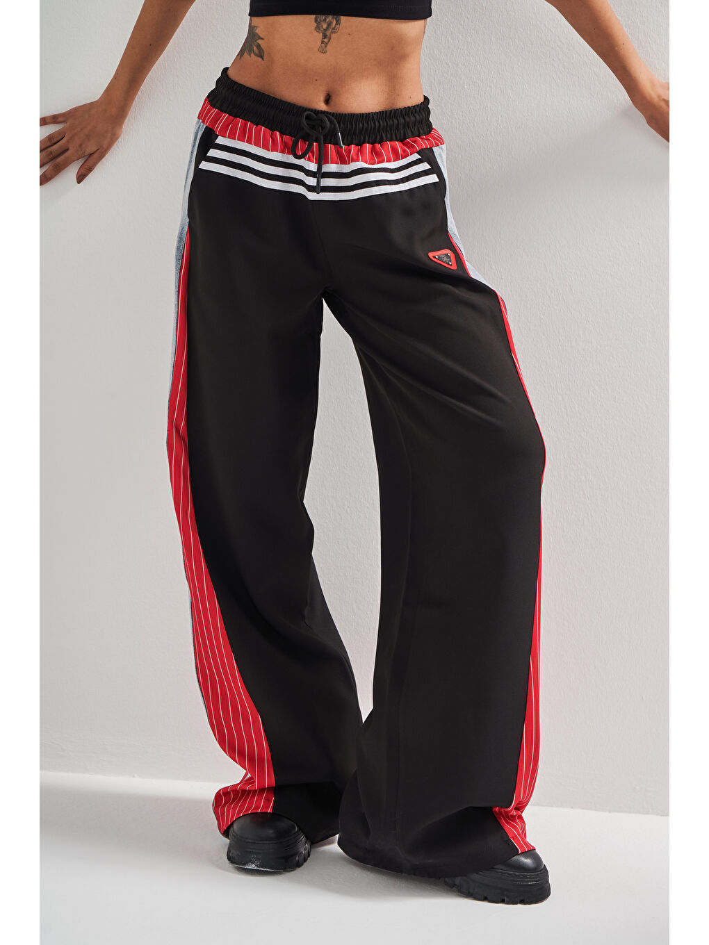 Kadın Kırmızı Jean Rengi Denim Kumaş Parçalı Şerit Detaylı Bol Kesim Tasarım Denim Pantolon-1