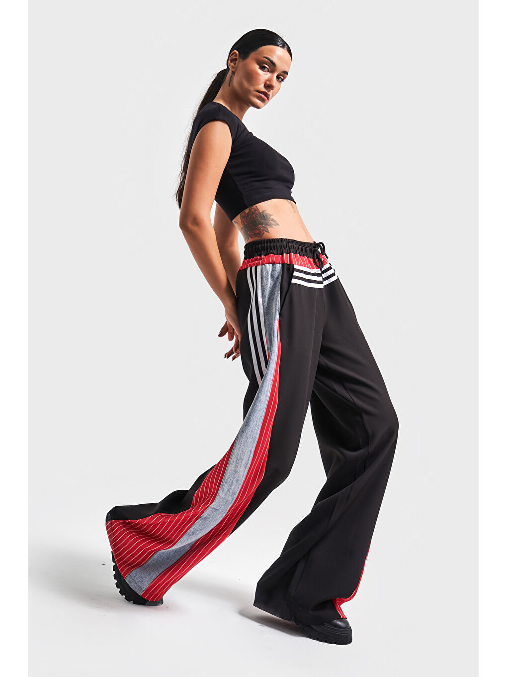 Kadın Kırmızı Jean Rengi Denim Kumaş Parçalı Şerit Detaylı Bol Kesim Tasarım Denim Pantolon-4