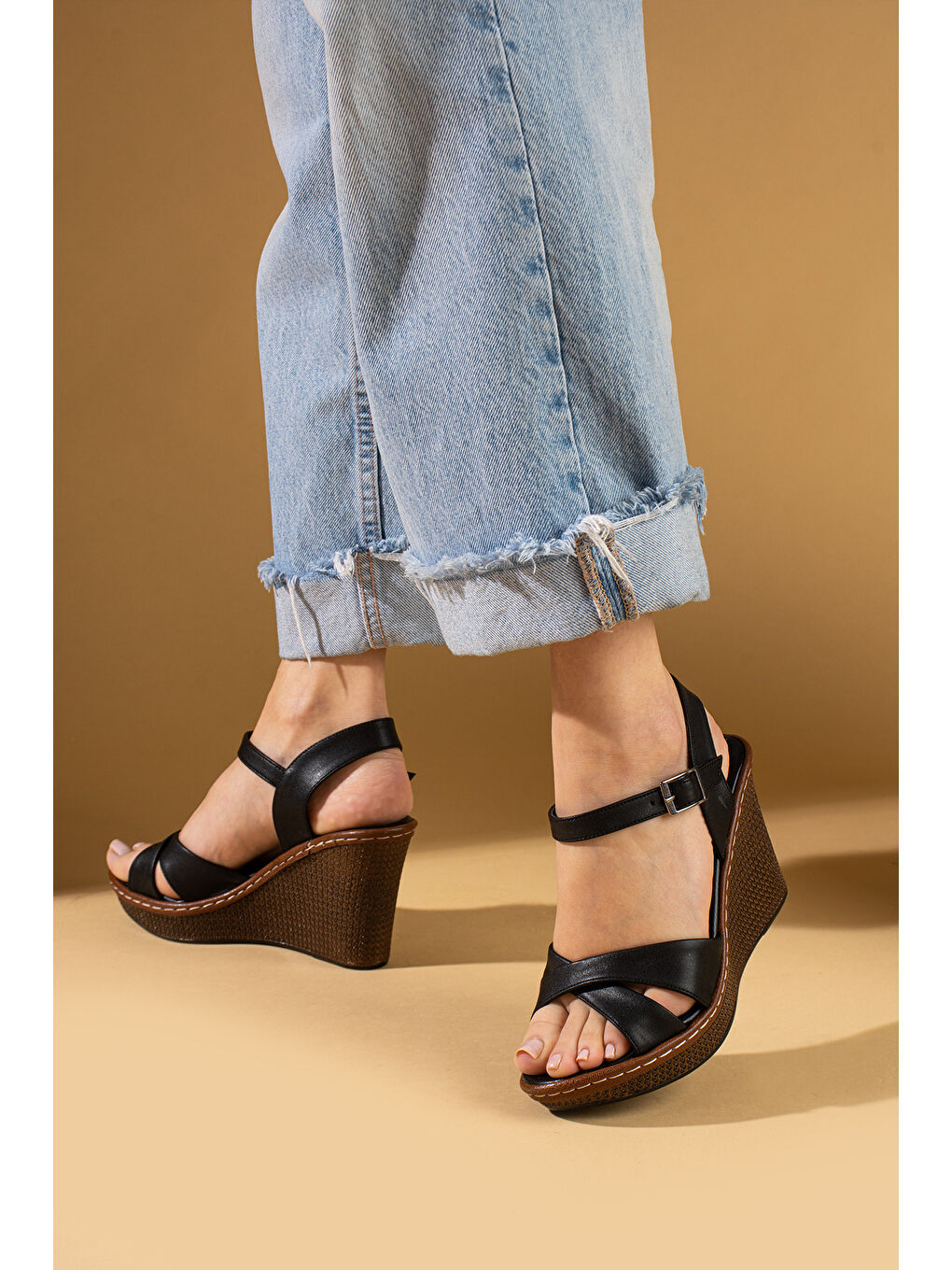 Siyah Çapraz Bantlı Dolgu Topuklu Tokalı Kadın Sandalet 88-88-25Cilt-2
