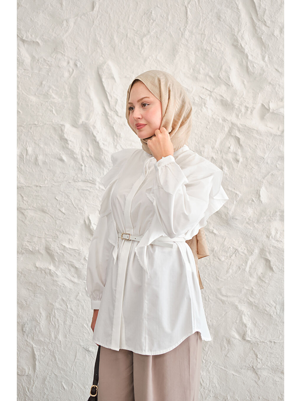 Kadın Gizli Düğme Detay Omuzdan Volanlı Gömlek Beyaz-1