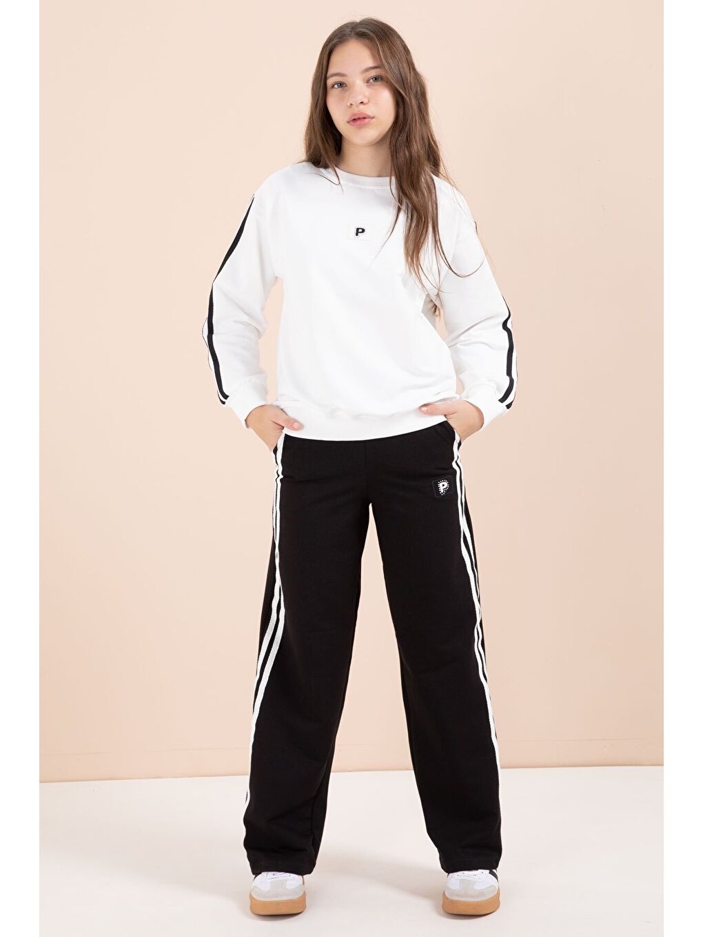 Siyah Şerit Detaylı Geniş Paça Nakışlı Kız Oversize Eşofman Takımı 23452