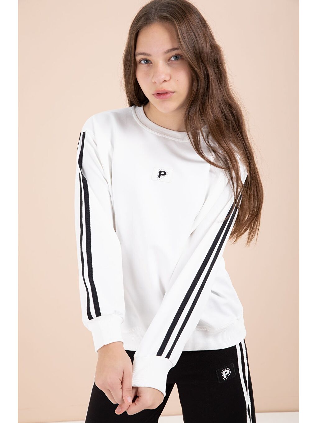 Siyah Şerit Detaylı Geniş Paça Nakışlı Kız Oversize Eşofman Takımı 23452-1