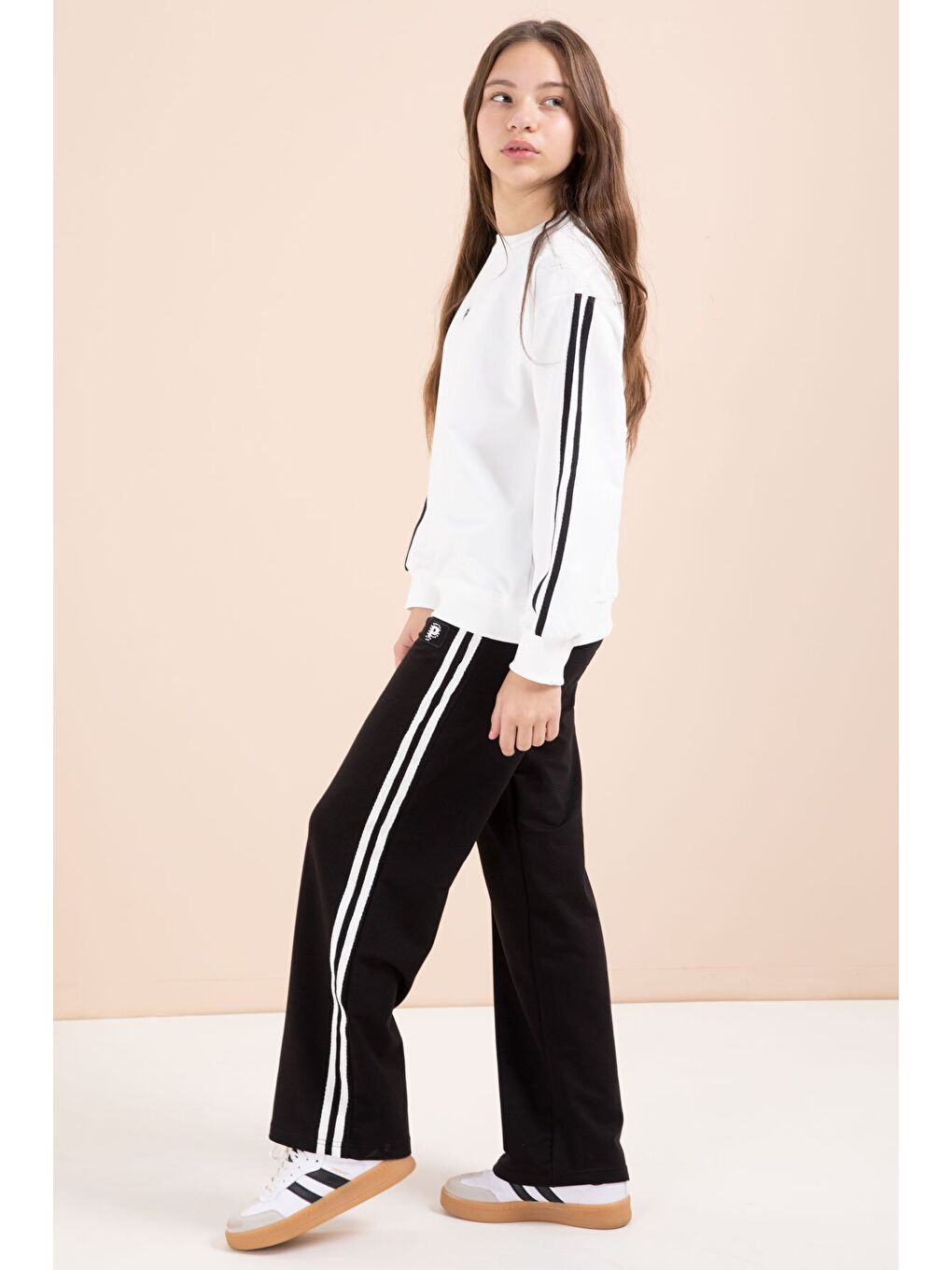 Siyah Şerit Detaylı Geniş Paça Nakışlı Kız Oversize Eşofman Takımı 23452-2