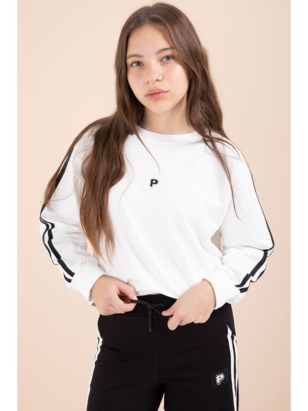 Siyah Şerit Detaylı Geniş Paça Nakışlı Kız Oversize Eşofman Takımı 23452-3