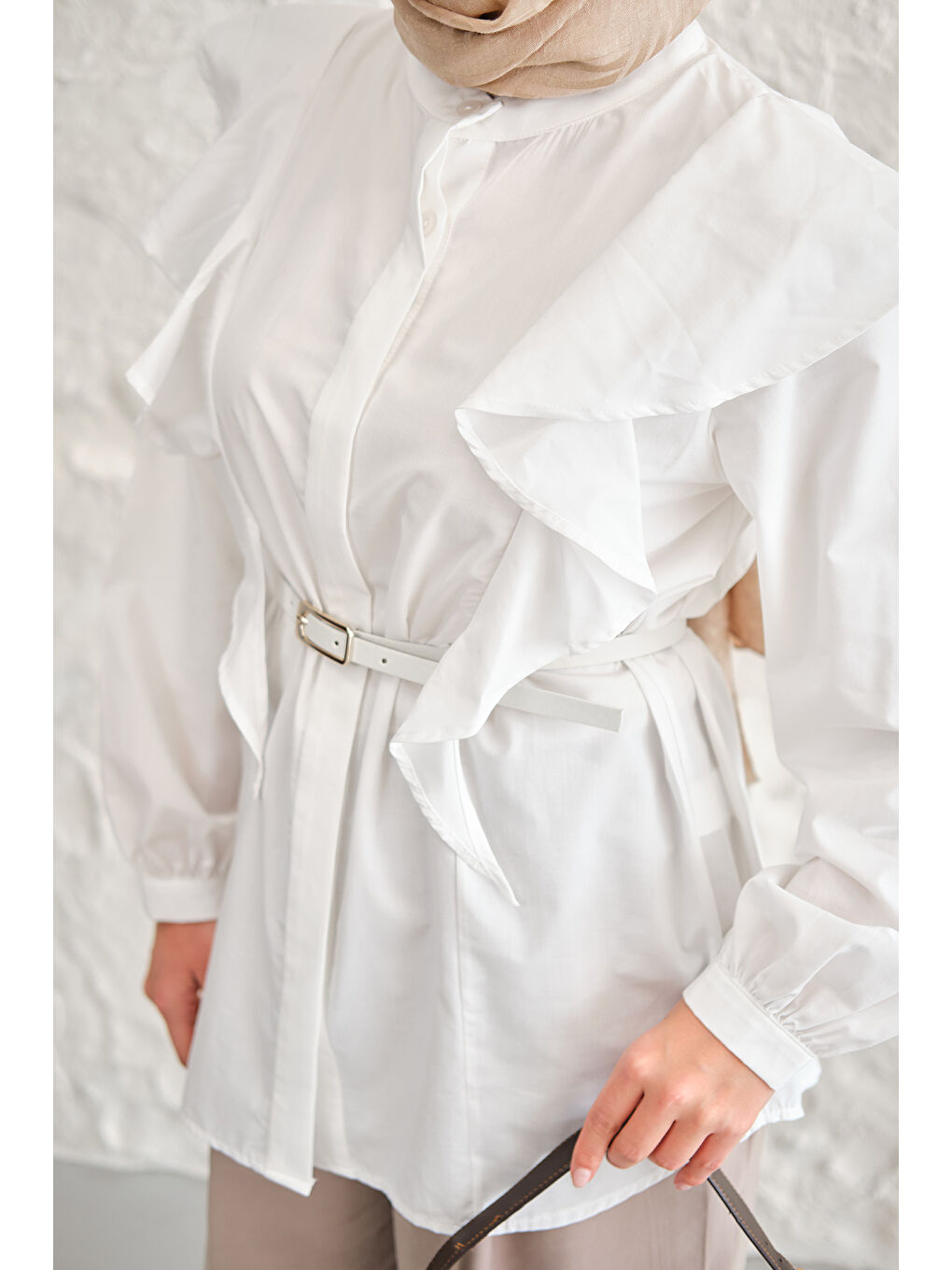 Kadın Gizli Düğme Detay Omuzdan Volanlı Gömlek Beyaz-3