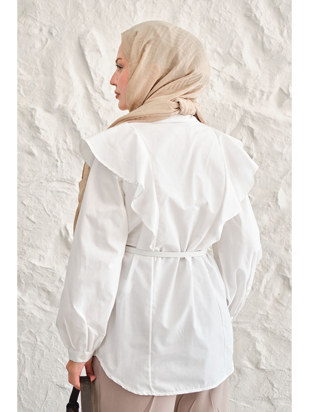 Kadın Gizli Düğme Detay Omuzdan Volanlı Gömlek Beyaz-4