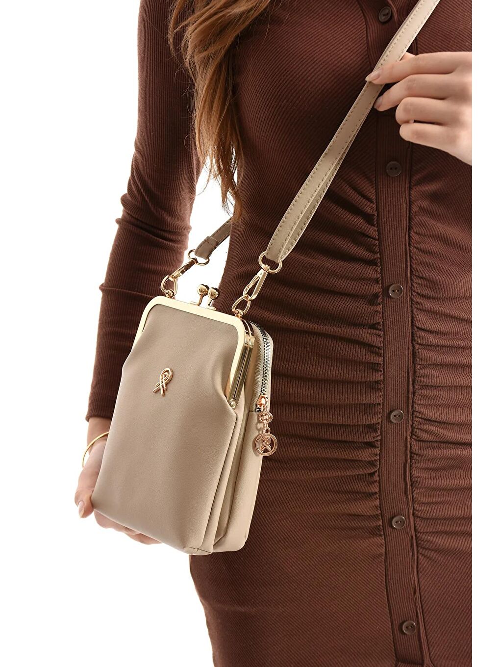 Bej Pisa Burslu Kadın Çapraz Çanta – Gold Klipsli, ve Fonksiyonel Omuz Çantası BP-4860O
