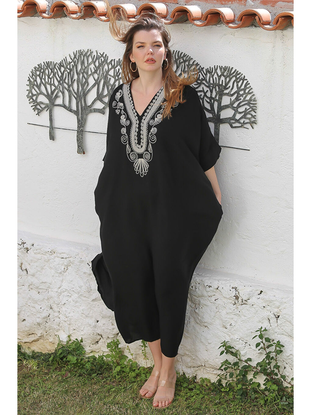 Siyah V Yaka Yarasa Kol Gizli Cepli Yırtmaçlı Nakışlı Casual Viskon Dokuma Elbise 140 95
