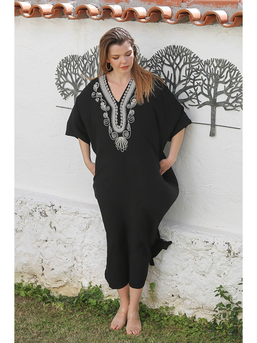 Siyah V Yaka Yarasa Kol Gizli Cepli Yırtmaçlı Nakışlı Casual Viskon Dokuma Elbise 140 95-1