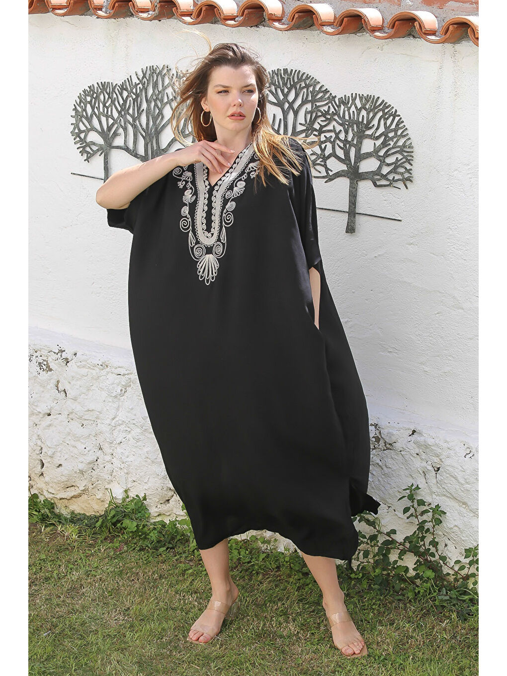 Siyah V Yaka Yarasa Kol Gizli Cepli Yırtmaçlı Nakışlı Casual Viskon Dokuma Elbise 140 95-2