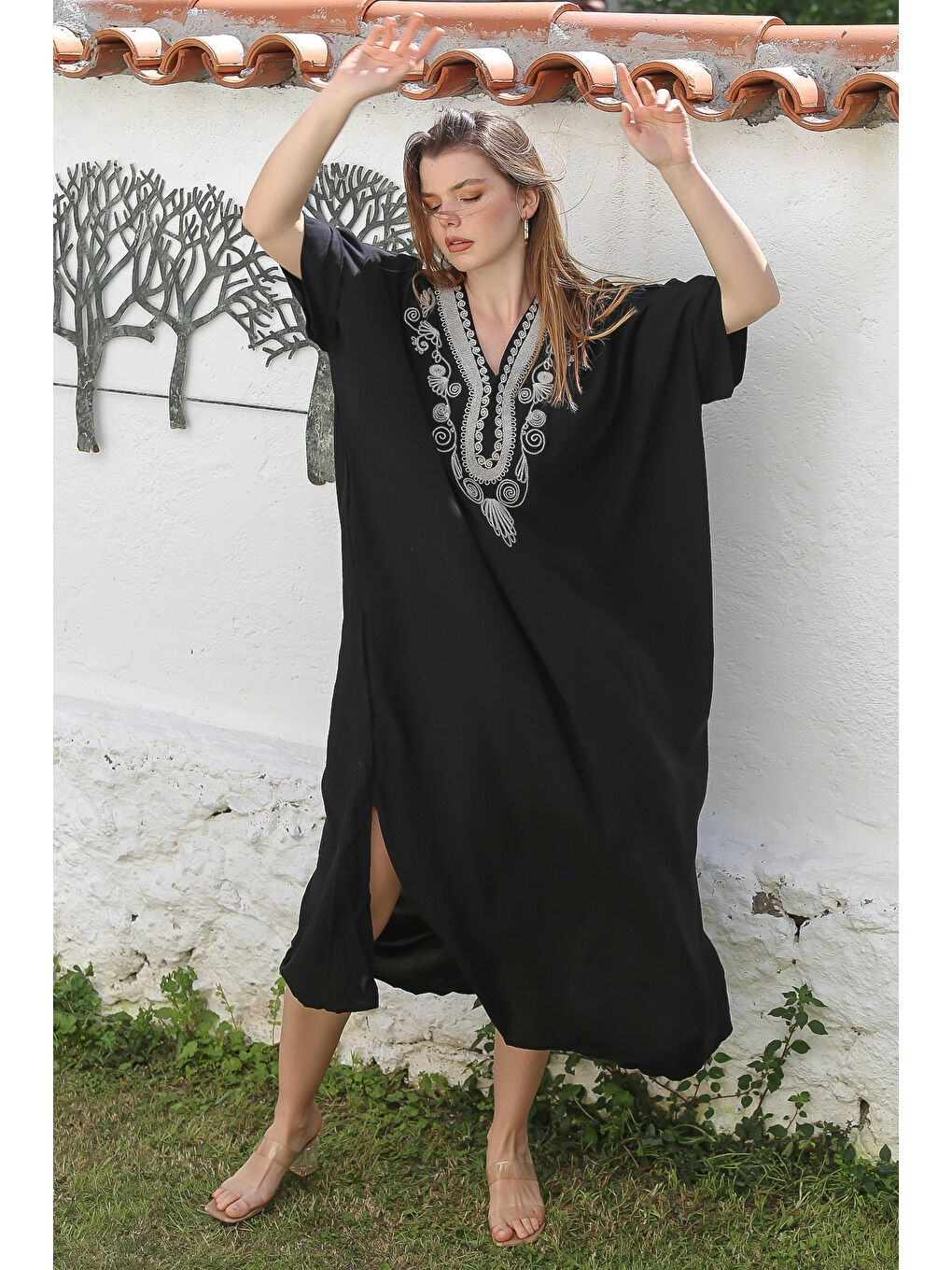 Siyah V Yaka Yarasa Kol Gizli Cepli Yırtmaçlı Nakışlı Casual Viskon Dokuma Elbise 140 95-4