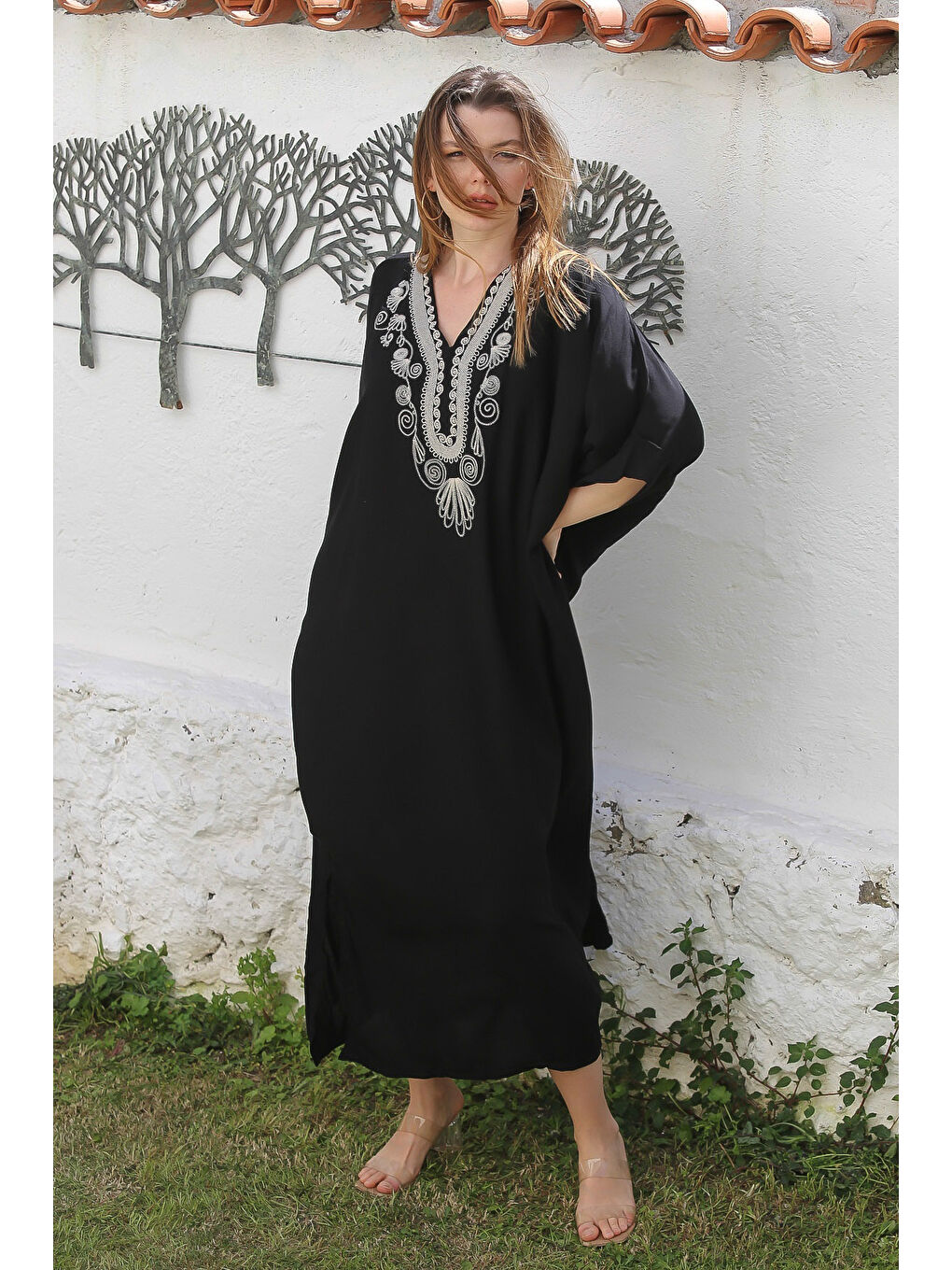 Siyah V Yaka Yarasa Kol Gizli Cepli Yırtmaçlı Nakışlı Casual Viskon Dokuma Elbise 140 95-5