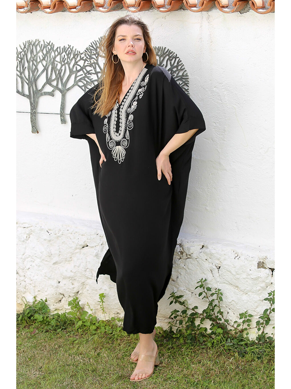 Siyah V Yaka Yarasa Kol Gizli Cepli Yırtmaçlı Nakışlı Casual Viskon Dokuma Elbise 140 95-6