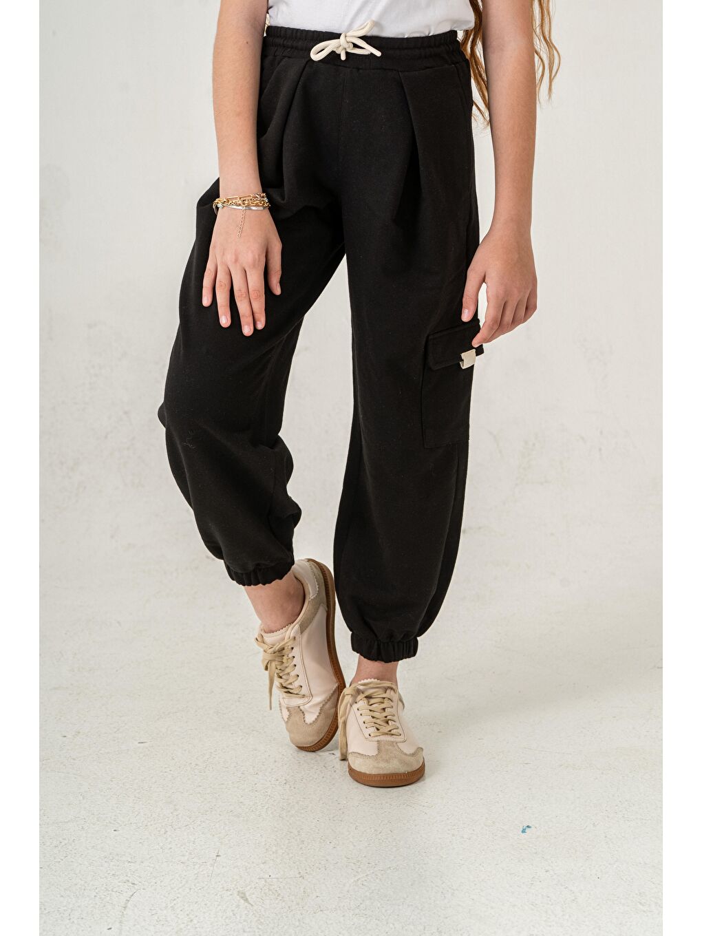 Siyah Kargo Cepli Paça Lastikli Cep Kapagı Balıksırtlı Kız Çocuk Eşofman Altı-2