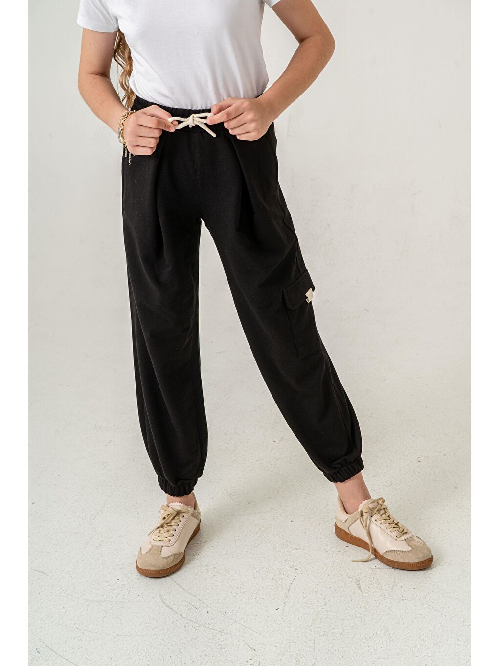 Siyah Kargo Cepli Paça Lastikli Cep Kapagı Balıksırtlı Kız Çocuk Eşofman Altı-4