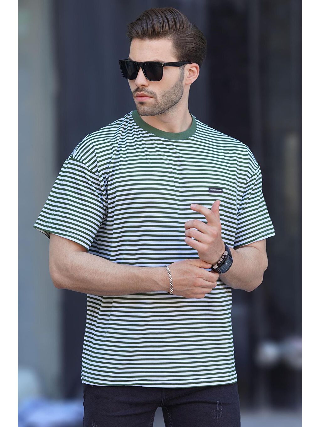 Haki Bisiklet Yaka Çizgili Kısa Kollu Arma Detaylı Erkek T-Shirt 7031