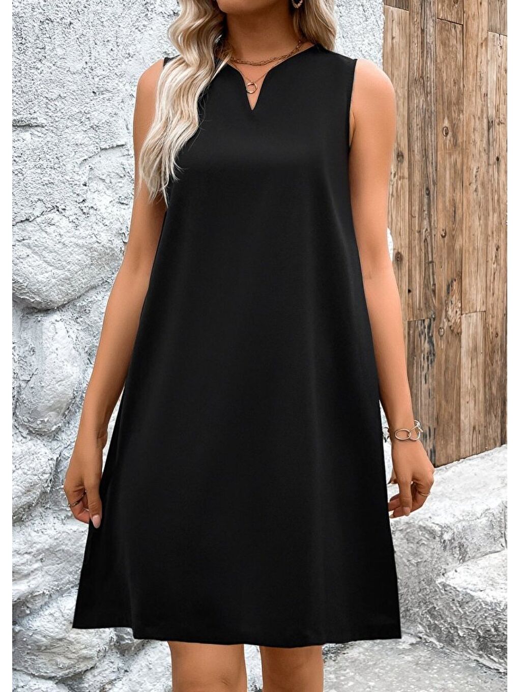 Siyah Kadın Askılı V Yakalı Geniş Kesim Detaylı Kısa Janjan Krep Elbise-4