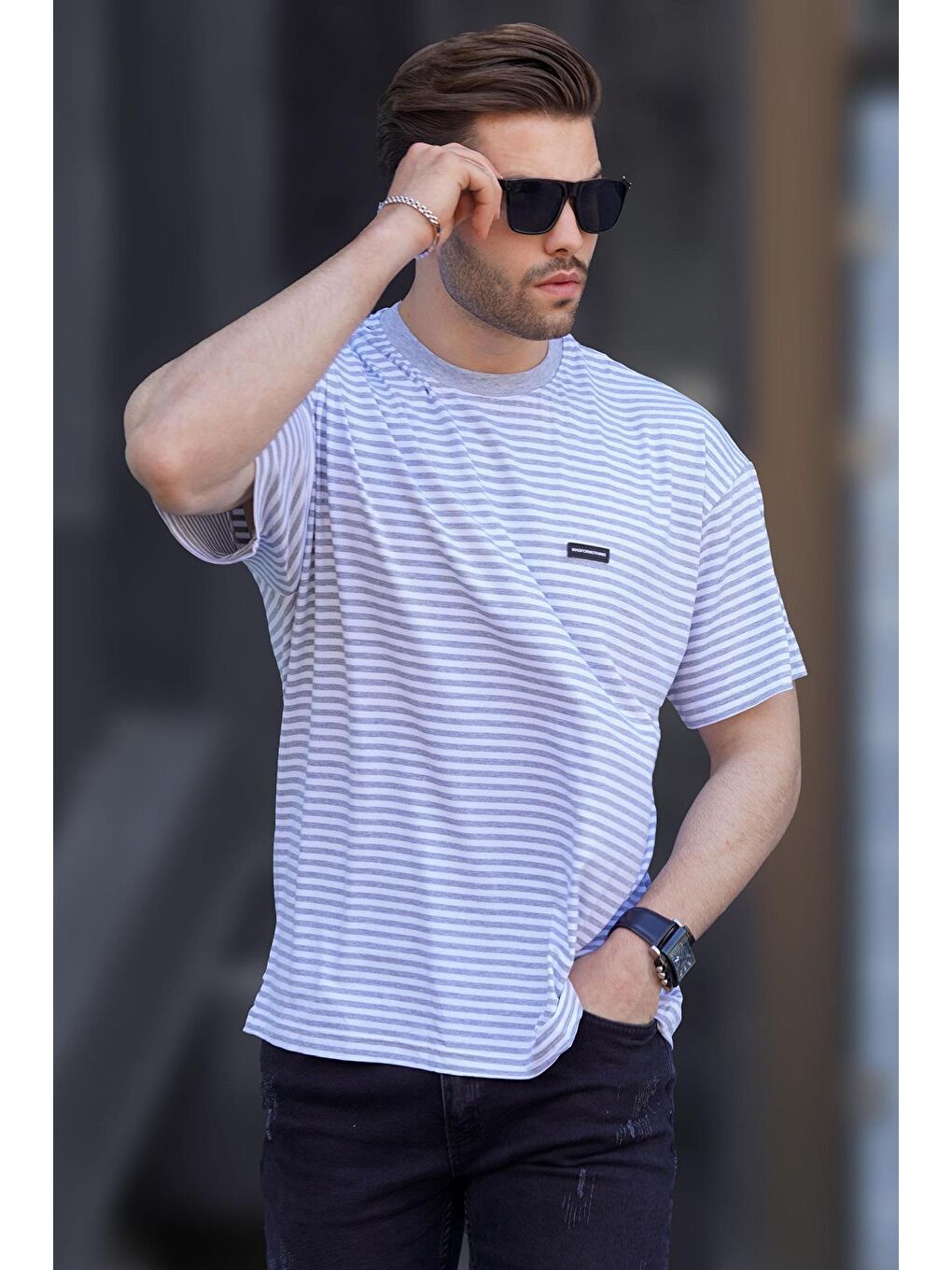 Gri Bisiklet Yaka Çizgili Kısa Kollu Arma Detaylı Erkek T-Shirt 7031