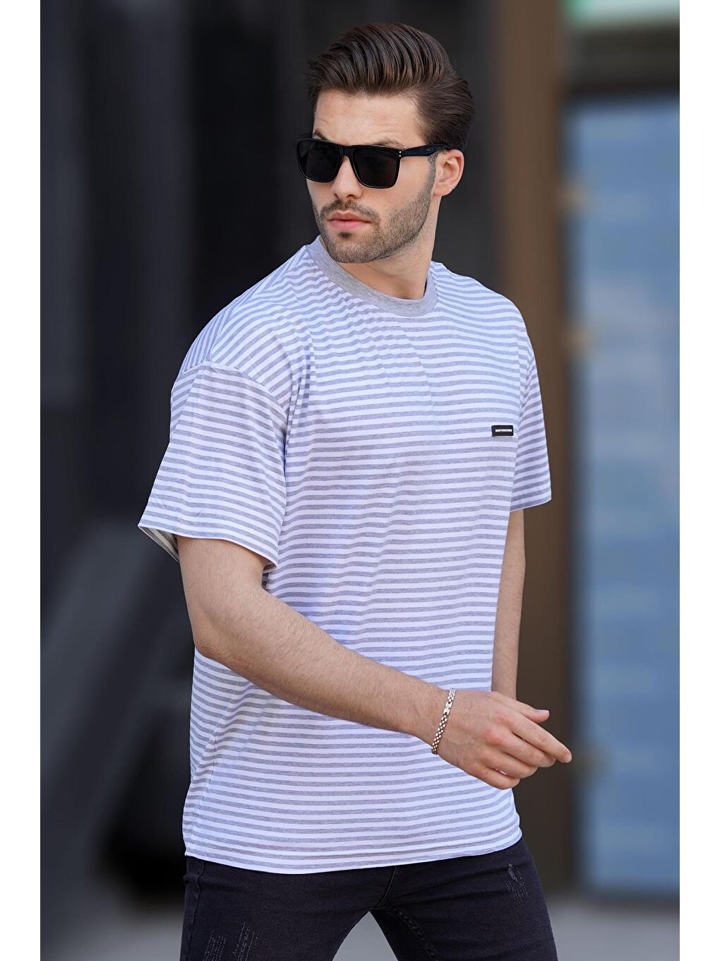 Gri Bisiklet Yaka Çizgili Kısa Kollu Arma Detaylı Erkek T-Shirt 7031-1