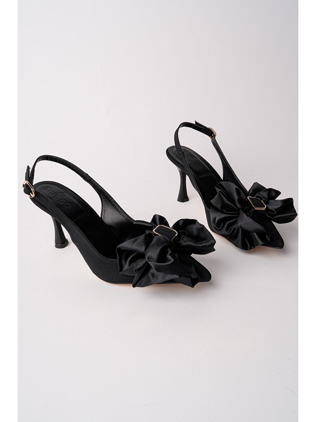 Siyah SİSSY Saten Fiyonklu Tokalı Sivri Burun Arkası Açık Kadın Topuklu Ayakkabı-1