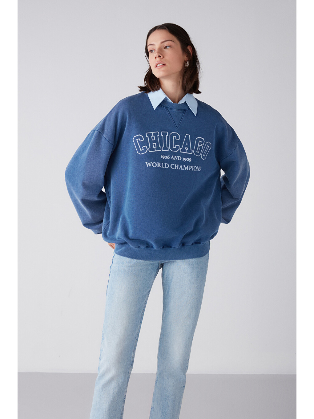 Amelıa Kadın Soluk Efektli Yumuşacık Içi Polarlı Parça Baskılı Şehir Temalı Oversize Mavi Sweatshirt-4