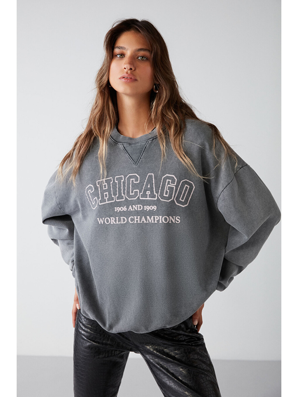 Amelıa Kadın Soluk Efektli Yumuşacık Içi Polarlı Parça Baskılı Şehir Temalı Oversize Antrasit Sweats-1