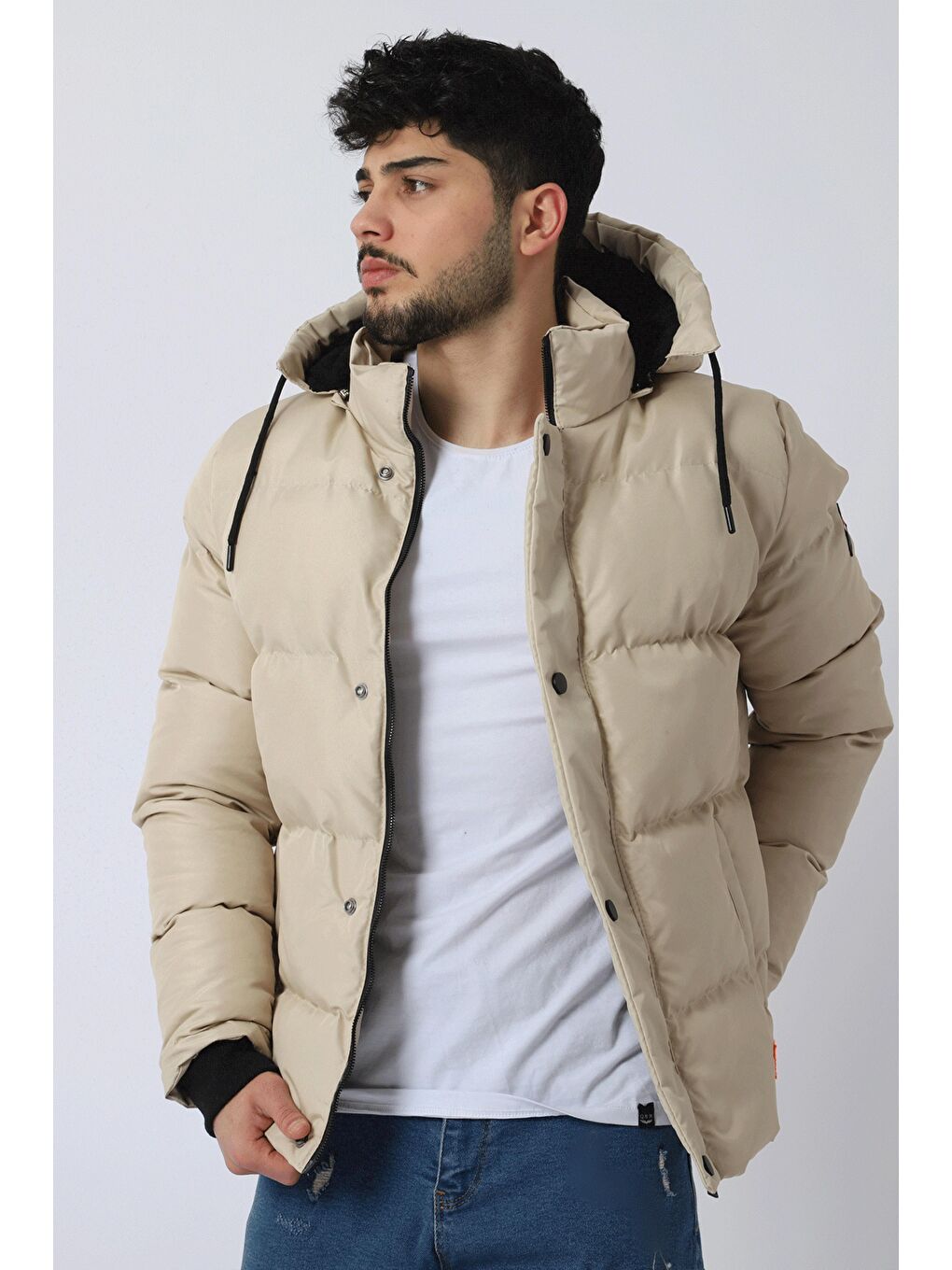 Ekru Çıkarılabilir Kapüşonlu Armalı İçi Kürklü Şişme Mont 2911-1