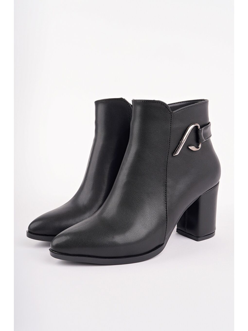 Siyah FORTİS Sivri Burun Toka Detaylı Fermuarlı Kalın Topuklu Kadın Bot