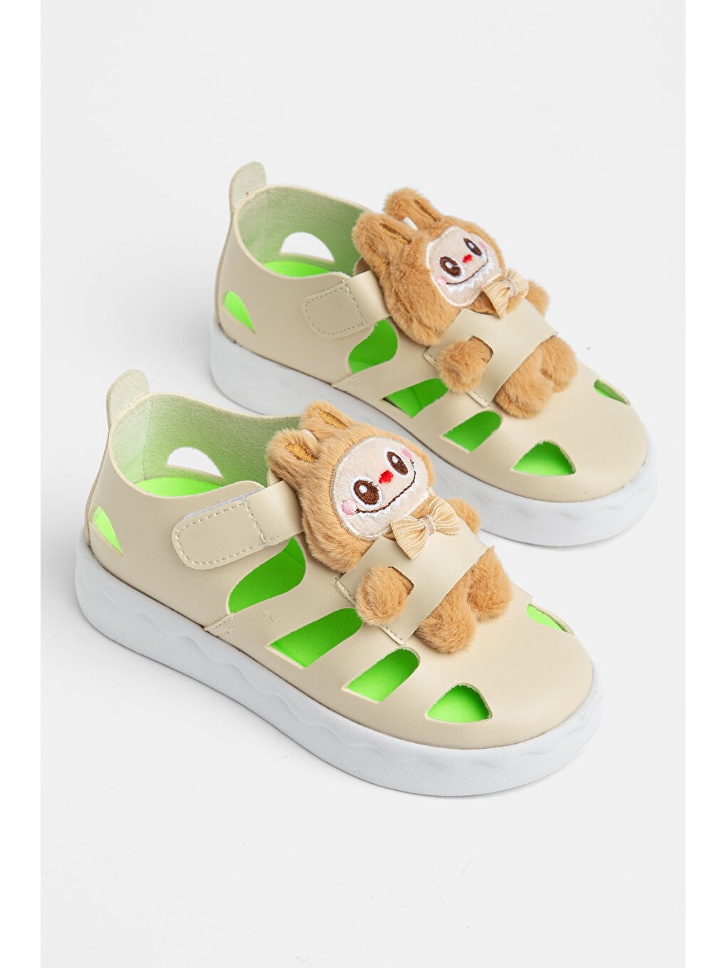 Çocuk Unisex Bej Hafif Taban Ayıcık Detaylı Cırtlı Sandalet