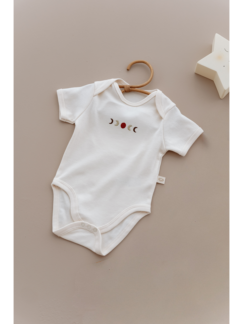 Ekru Ay Nakışlı Kısa Kollu Çıtçıtlı Bebek Body