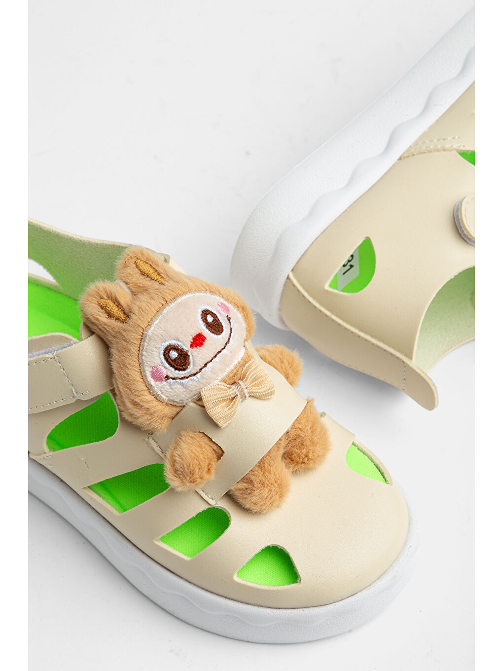 Çocuk Unisex Bej Hafif Taban Ayıcık Detaylı Cırtlı Sandalet-3