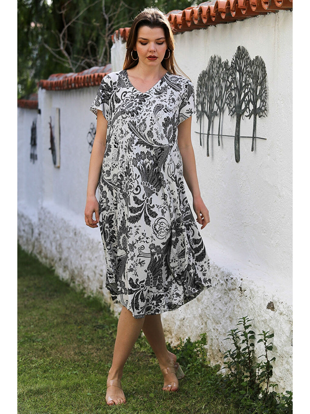 Beyaz-Siyah V Yaka Düşük Kol Allover Baskılı Casual Viskon Dokuma Elbise 115 66-1