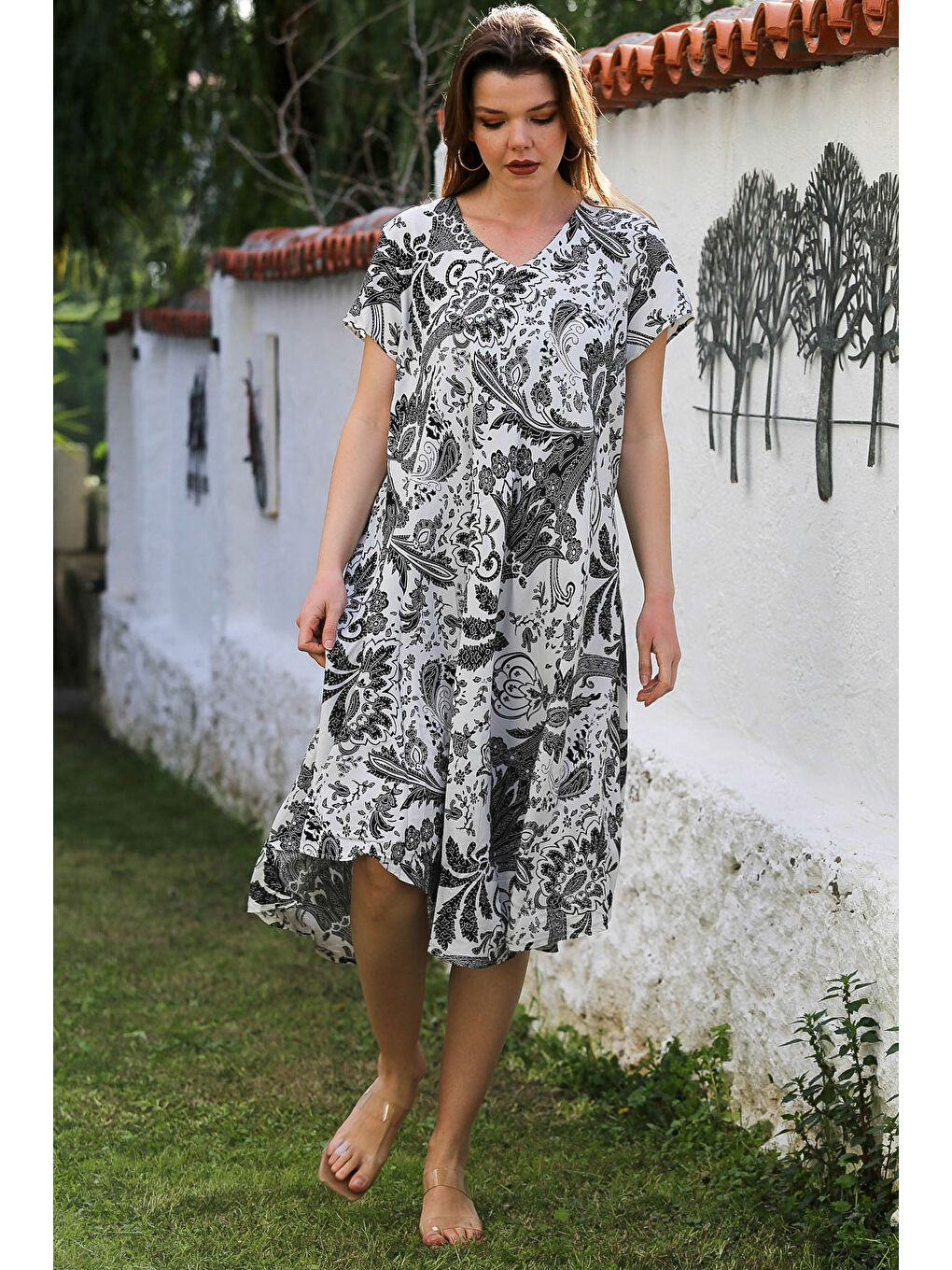 Beyaz-Siyah V Yaka Düşük Kol Allover Baskılı Casual Viskon Dokuma Elbise 115 66-2