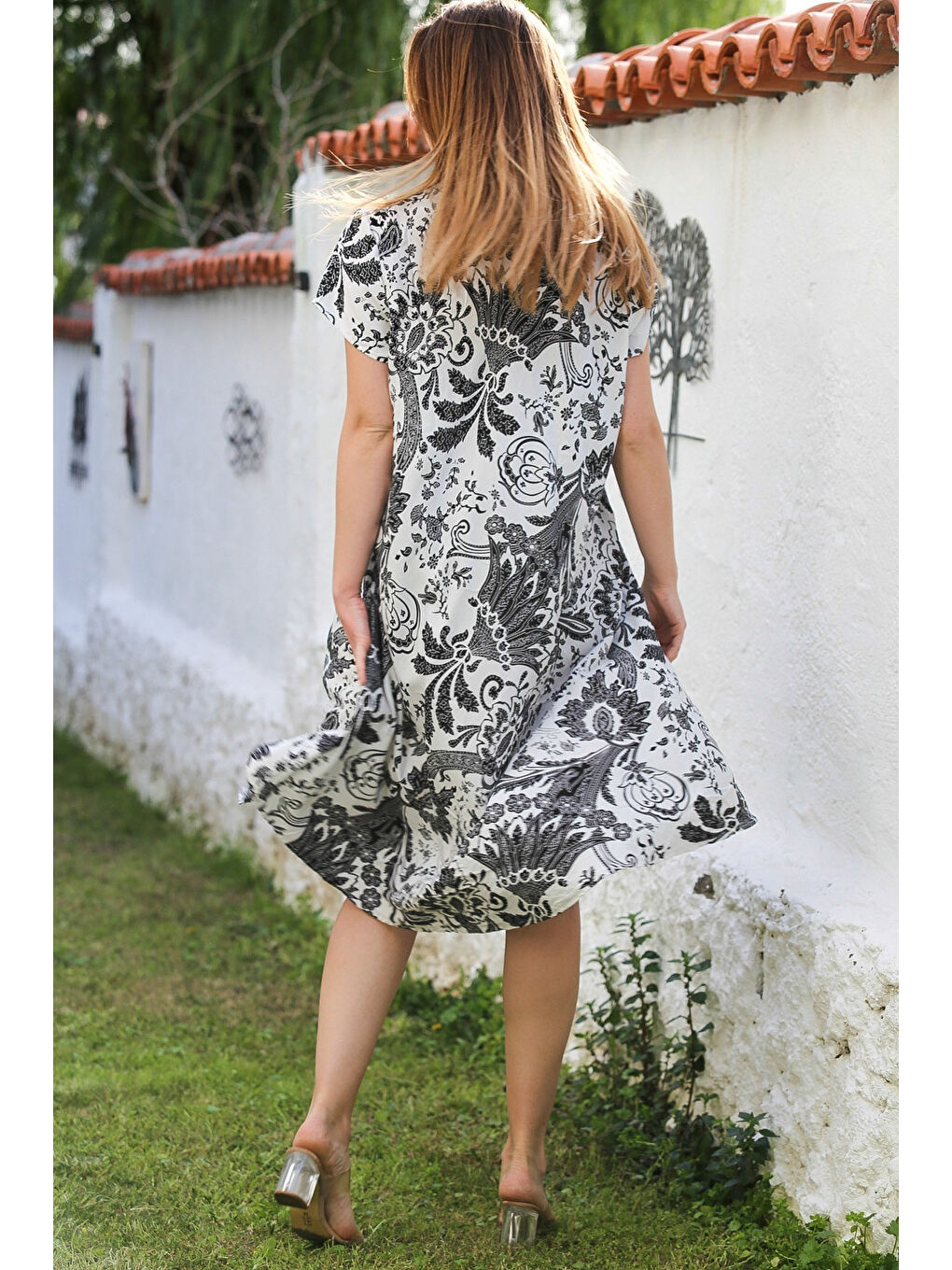 Beyaz-Siyah V Yaka Düşük Kol Allover Baskılı Casual Viskon Dokuma Elbise 115 66-4
