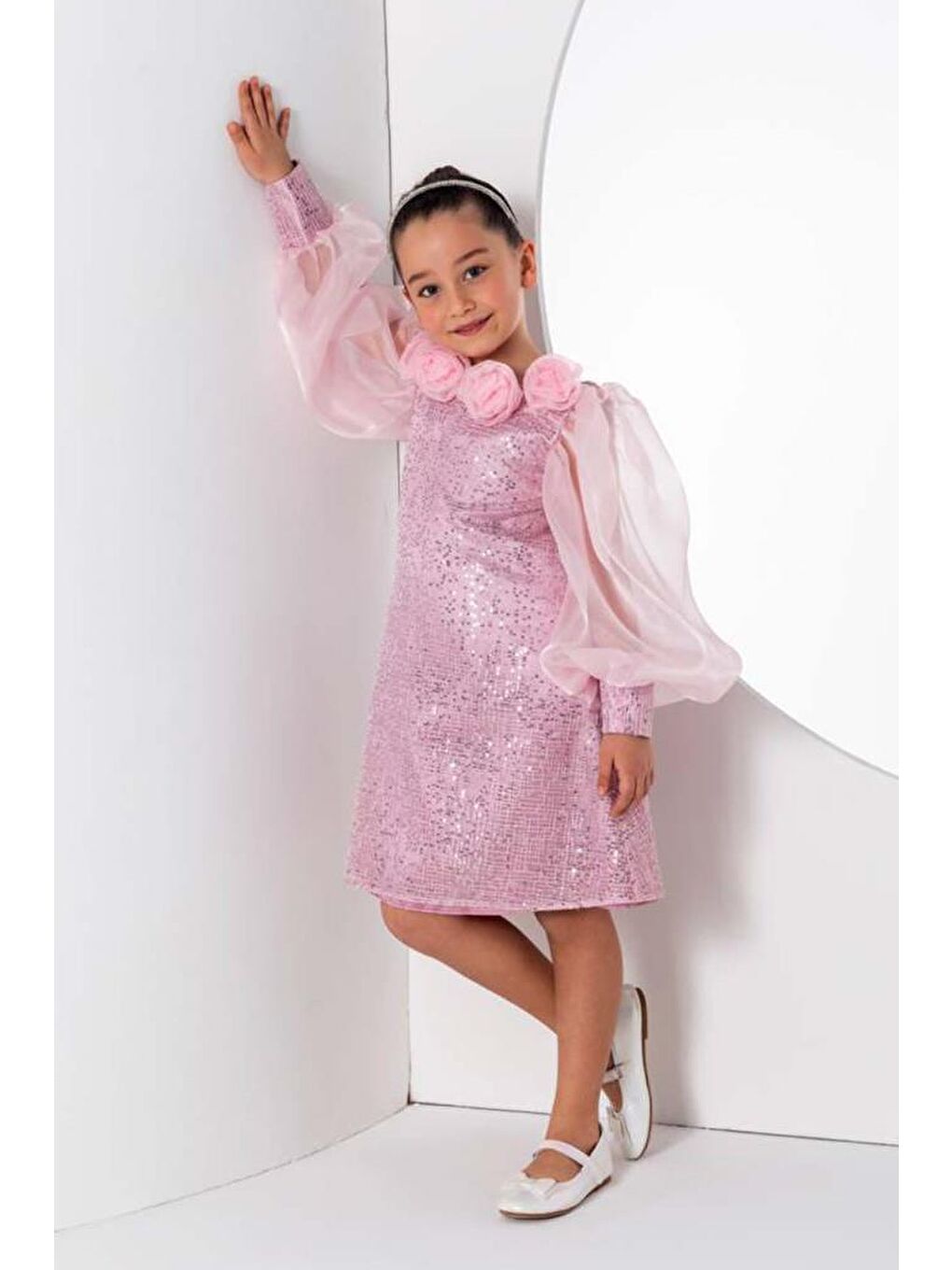 Kız Çocuk Yakası Boydan Gül Broş Detaylı Bilekleri ve Üzeri Pullu Karpuz Kollu Pembe Elbise-1