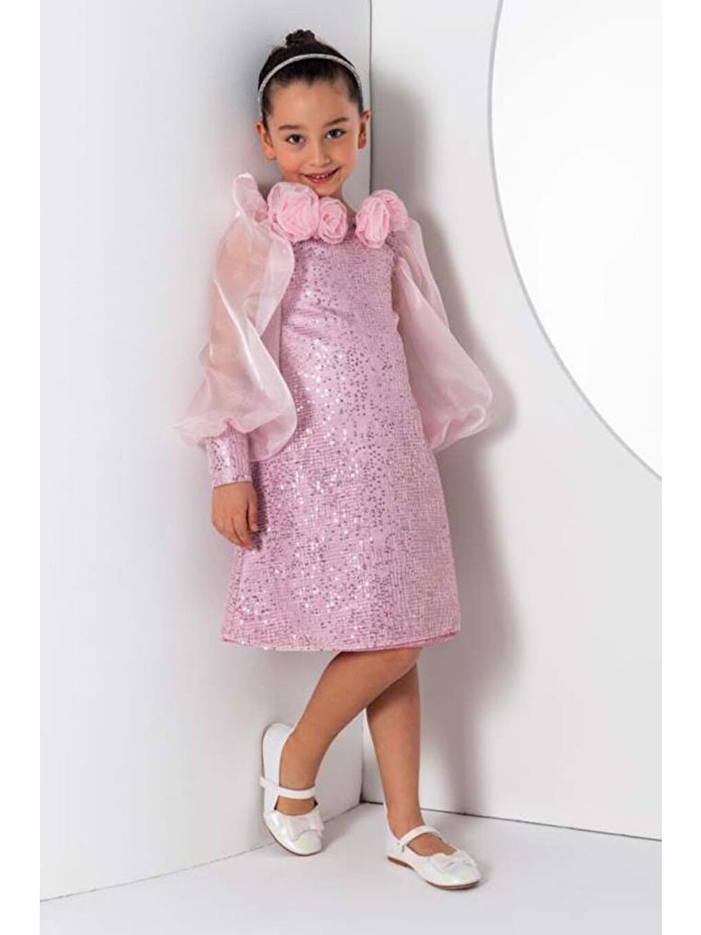 Kız Çocuk Yakası Boydan Gül Broş Detaylı Bilekleri ve Üzeri Pullu Karpuz Kollu Pembe Elbise-2