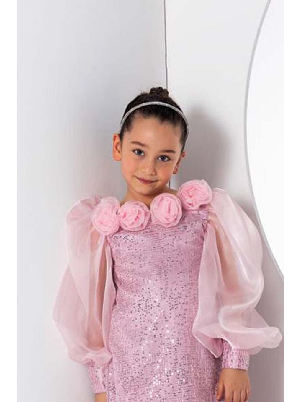 Kız Çocuk Yakası Boydan Gül Broş Detaylı Bilekleri ve Üzeri Pullu Karpuz Kollu Pembe Elbise-3