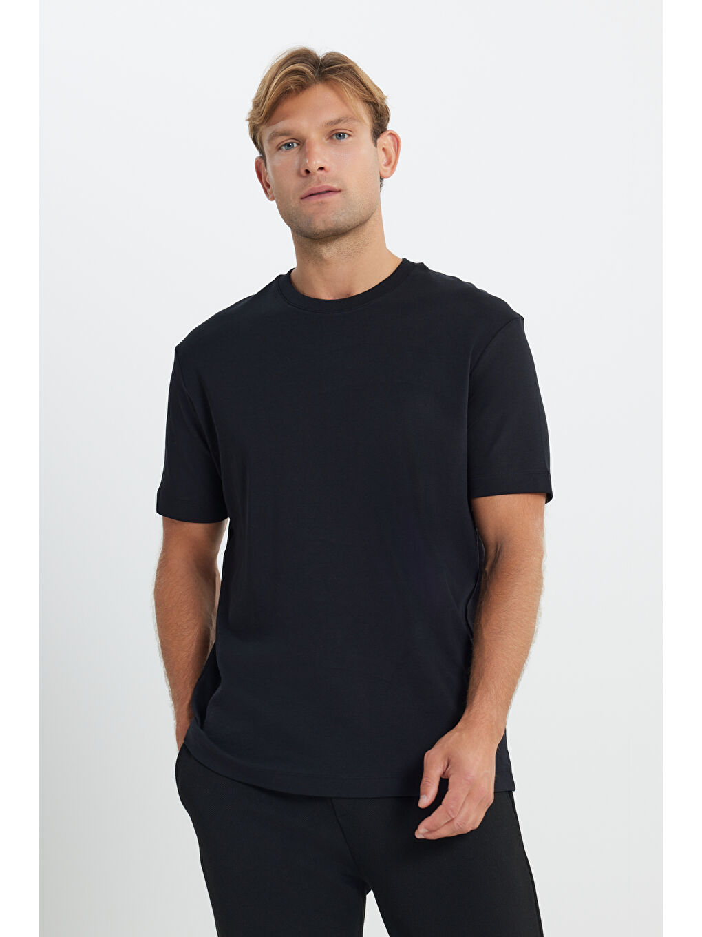 Erkek Siyah %100 Pamuk Modern Fit Normal Kesim Bisiklet Yaka Tişört-2