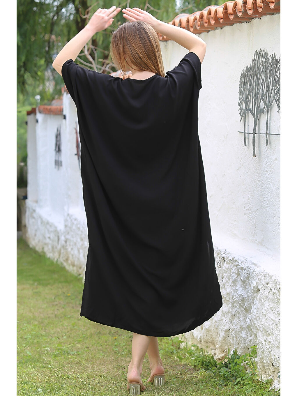 Siyah V Yaka Yarasa Kol Gizli Cepli Yırtmaçlı Nakışlı Casual Viskon Oversize Dokuma Elbise 140 95-7