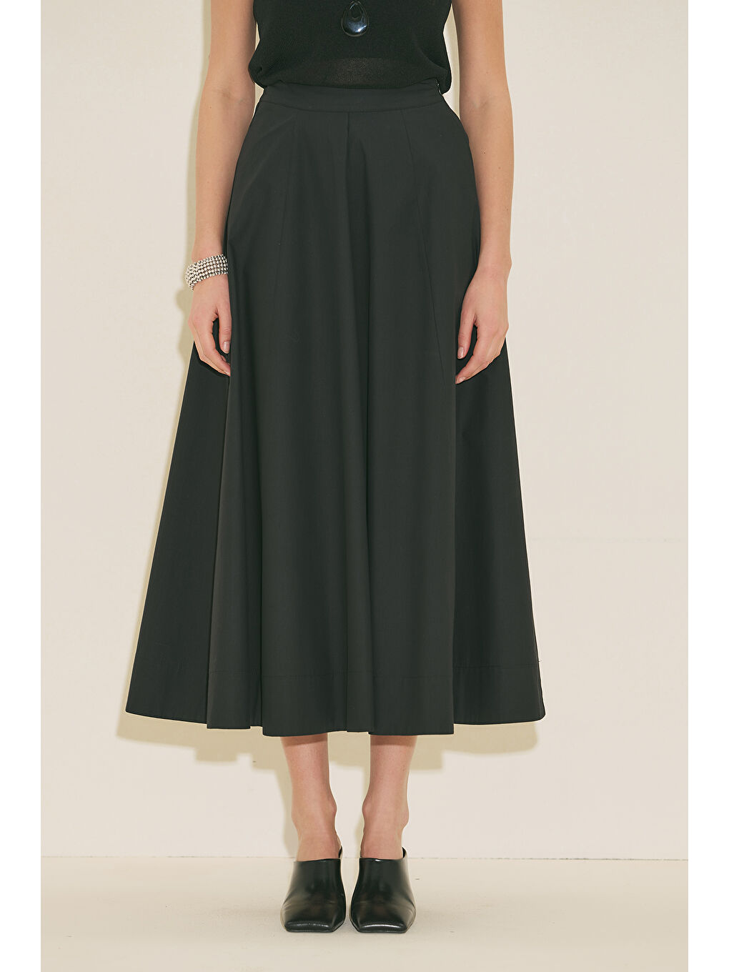 Kup Detaylı Kloş Etek Siyah