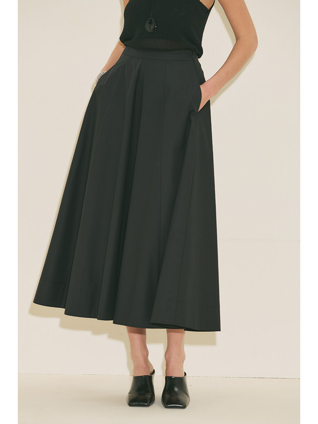 Kup Detaylı Kloş Etek Siyah-1