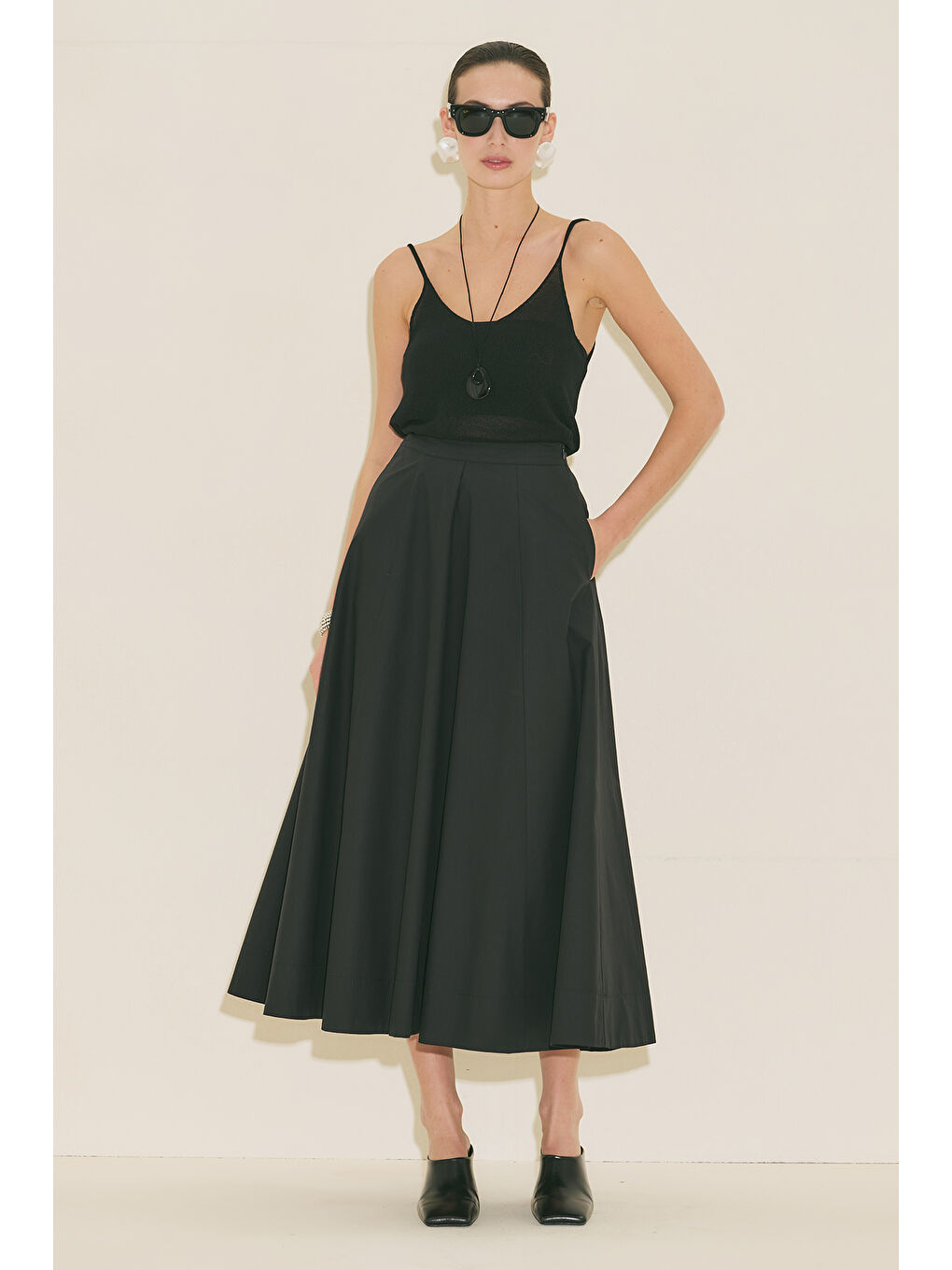 Kup Detaylı Kloş Etek Siyah-4